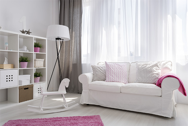 Salón con visillos y cortinas